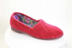 Red velour slipper with three lines of stitching in the cushioned top to make it slightly stretchy. Like the other Audrey slippe